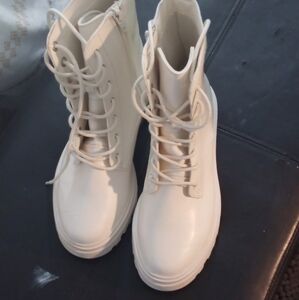 Brand new, A. New. Day.  Womens White boits